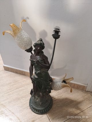 Lámpara de pie mujer con flor