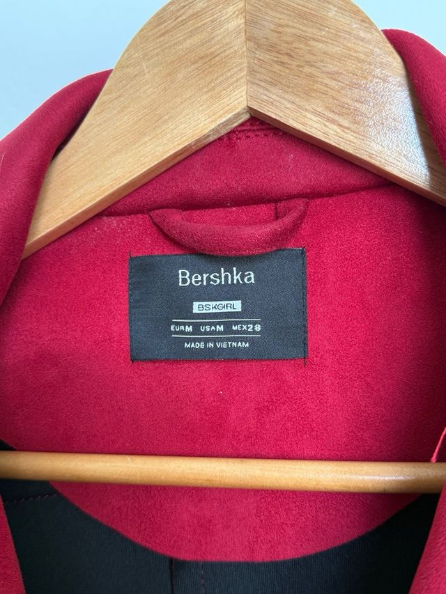 Chaqueta Bershka Roja, talla M.