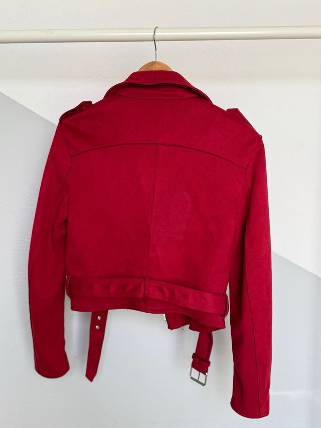 Chaqueta Bershka Roja, talla M.