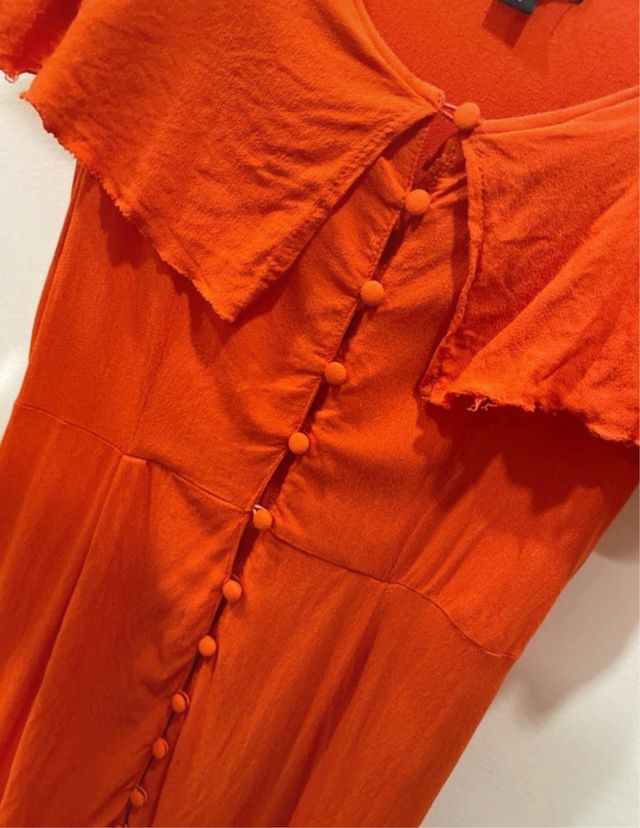 Vestido naranja Kiabi con volantes