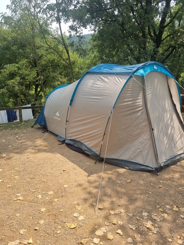Tienda de campaña Quechua azul y beige