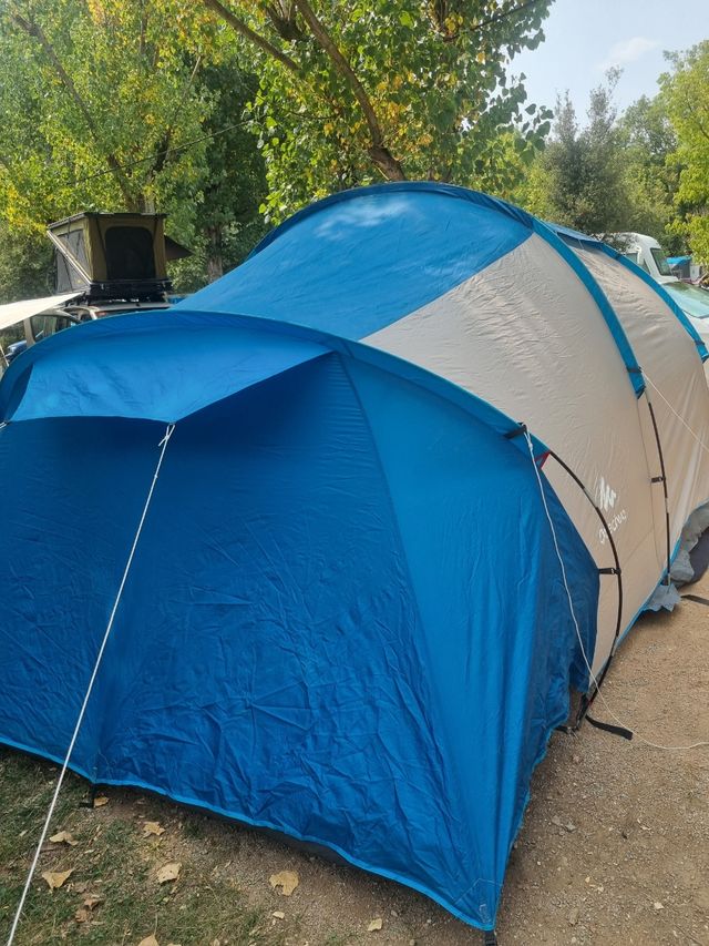 Tienda de campaña Quechua azul y beige