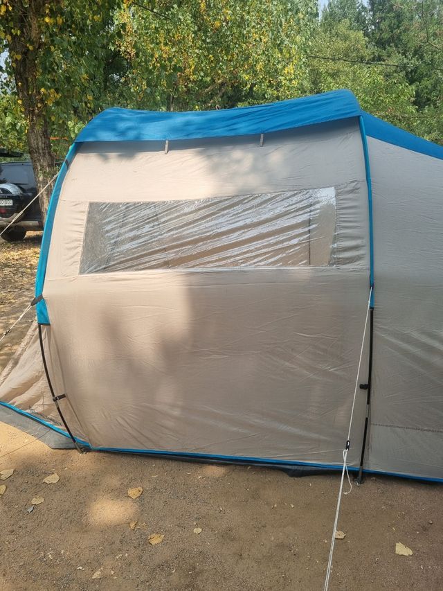 Tienda de campaña Quechua azul y beige