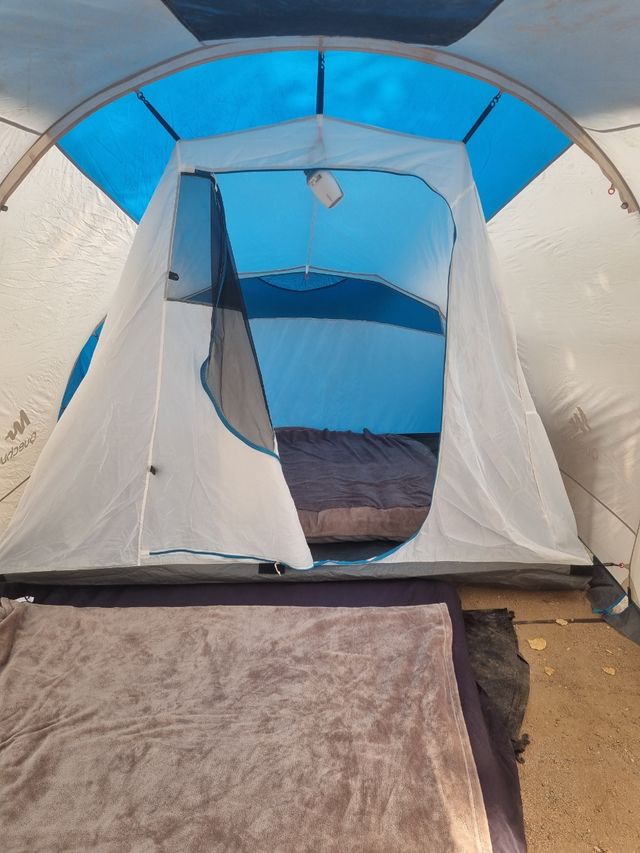 Tienda de campaña Quechua azul y beige