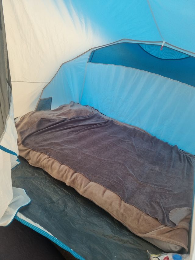 Tienda de campaña Quechua azul y beige