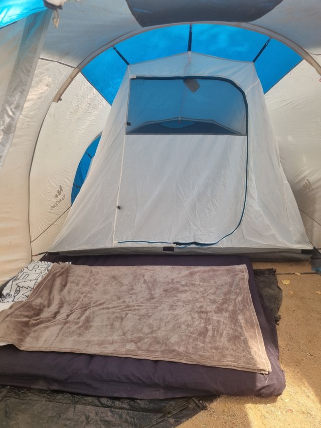 Tienda de campaña Quechua azul y beige