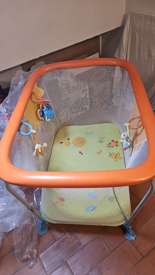 Parque infantil con juguetes