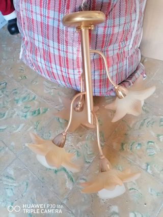 Lámpara de techo dorada con tulipas de cristal