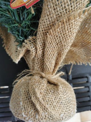 Albero di Natale innevato con decorazione