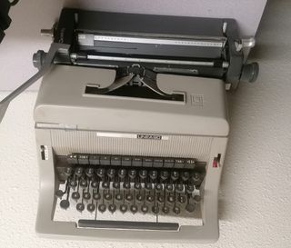 Máquina de escribir Olivetti Línea 90