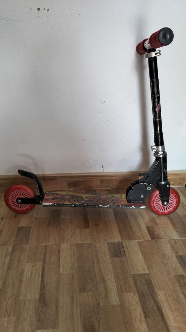 Patinete infantil rojo y negro de la serie Bakugan