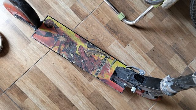 Patinete infantil rojo y negro de la serie Bakugan