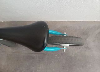 Bicicleta sin pedales azul para niño