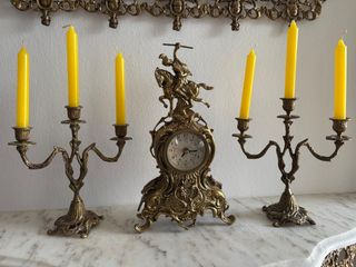 Candelabros y reloj de mesa dorados