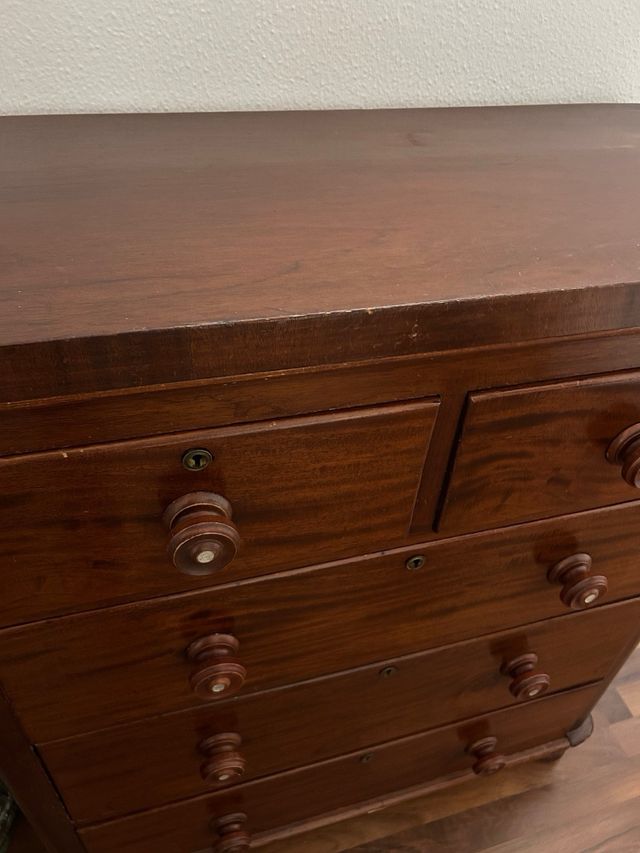 Cómoda de caoba con 6 cajones