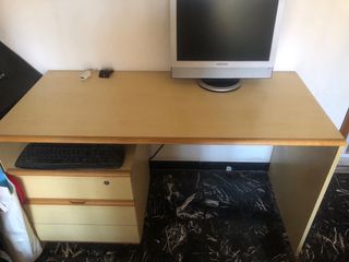 Scrivania con cassettiera e mensola