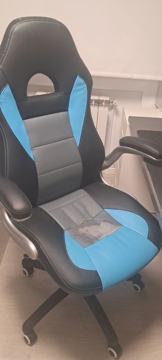 Silla gaming negra y azul