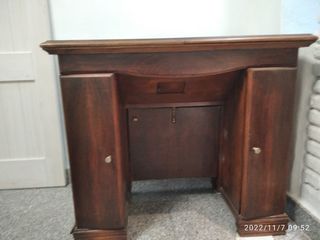 Máquina de coser antigua de madera