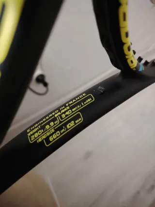 Raqueta de tenis Babolat amarilla y negra