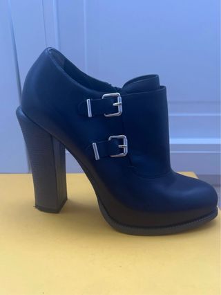 Scarpe con tacco e fibbie