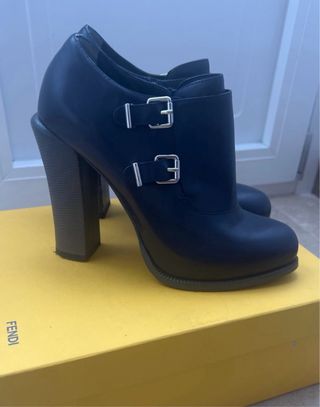 Scarpe con tacco e fibbie