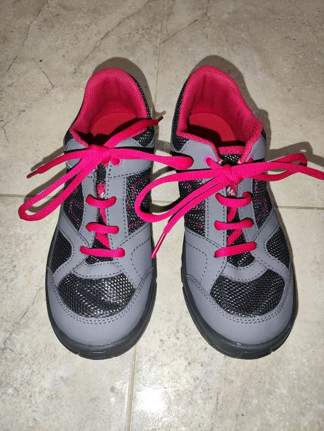 Zapatillas de montaña 
Quechua a estrenar.