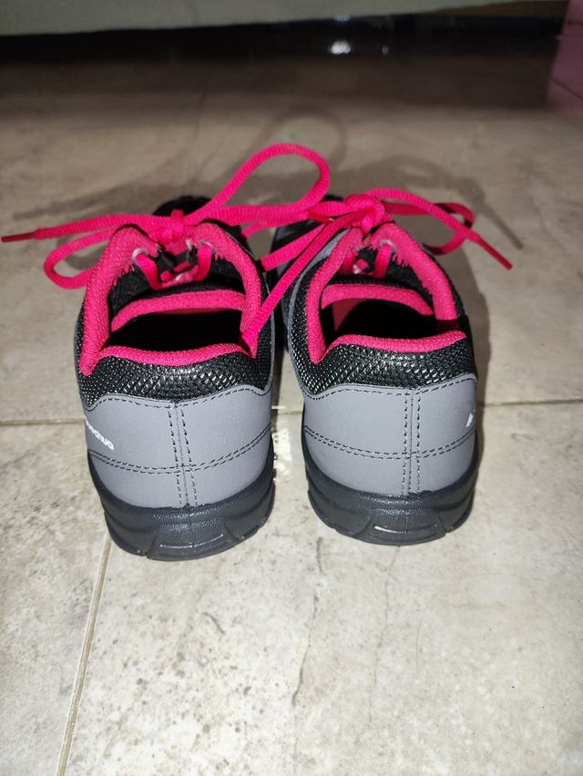 Zapatillas de montaña 
Quechua a estrenar.