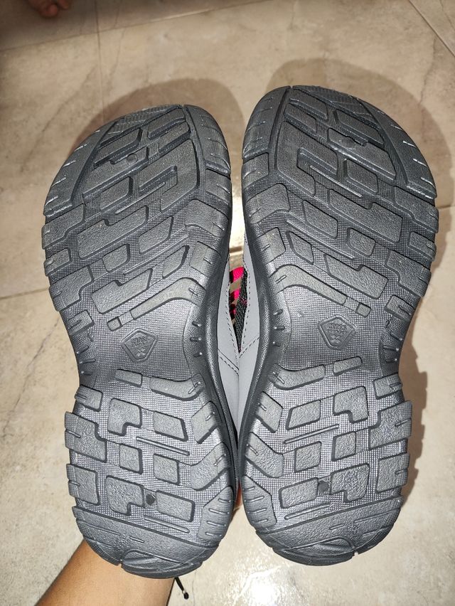 Zapatillas de montaña 
Quechua a estrenar.