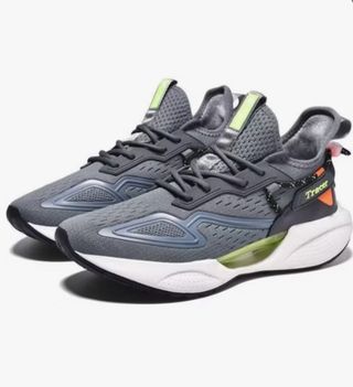 Zapatos deportivos grises y verdes
