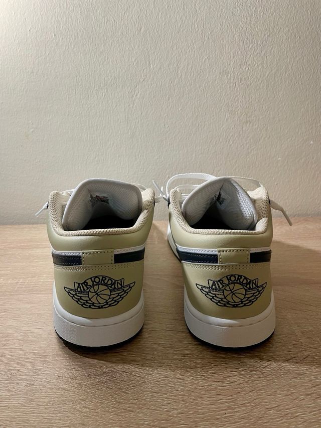 Nike Air Jordan Beige y Blanco