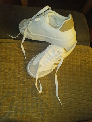 Zapatos blancos y beige