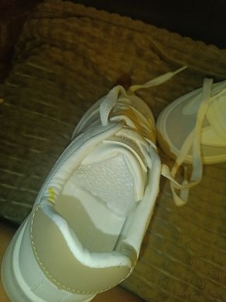 Zapatos blancos y beige