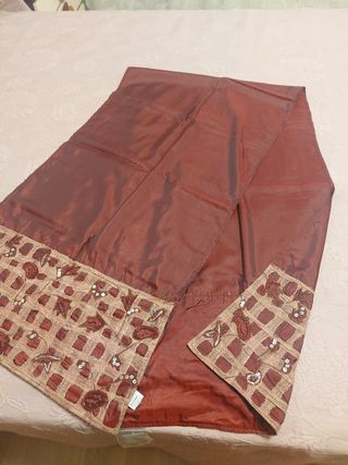 Chal bordado con pedrería