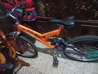 Bicicleta de montaña naranja