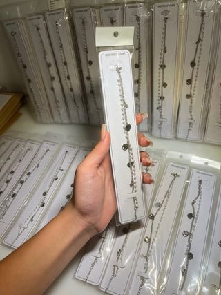 Pulsera color plata con perlas y corazones