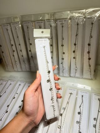 Pulsera color plata con perlas y corazones