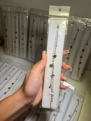 Pulsera color plata con perlas y corazones