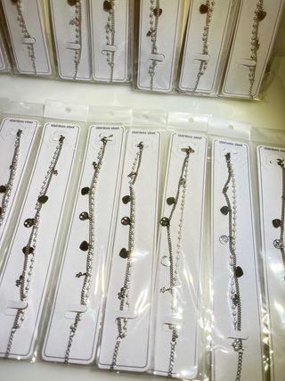 Pulsera color plata con perlas y corazones