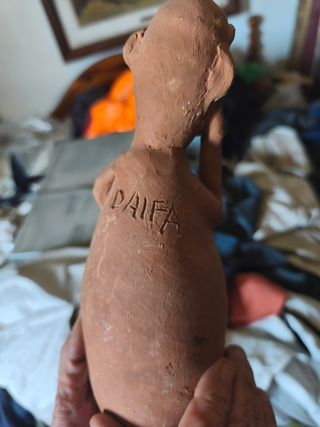 Escultura de barro Daifa y frigoles