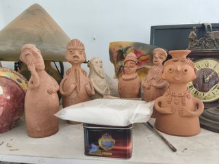 Escultura de barro Daifa y frigoles