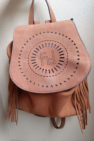 Mochila de piel sintética con flecos
