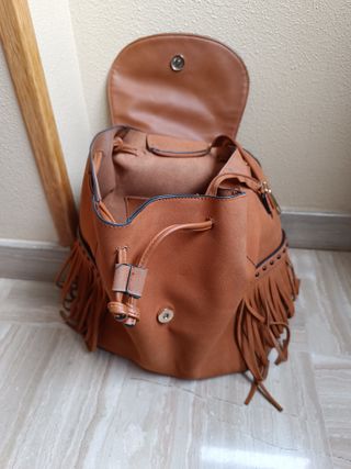 Mochila de piel sintética con flecos