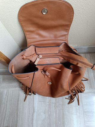 Mochila de piel sintética con flecos
