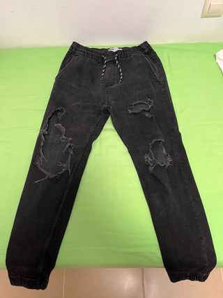 Pantalones vaqueros negros rotos