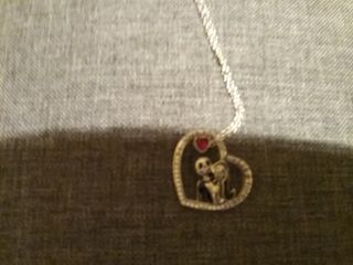Collar Corazón con Piedra Roja y Cadena Plateada