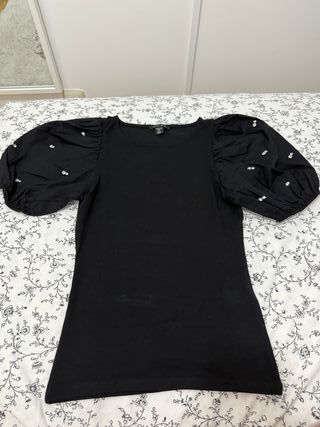 Camiseta negra con mangas abullonadas
