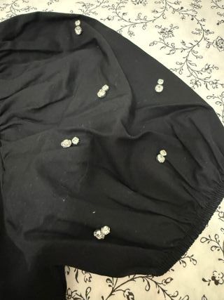 Camiseta negra con mangas abullonadas