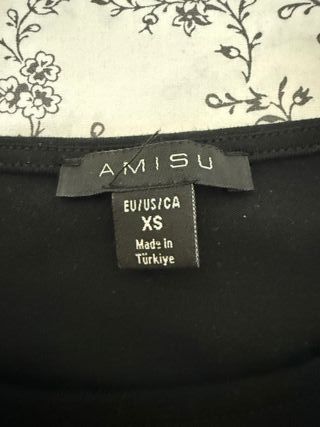 Camiseta negra con mangas abullonadas