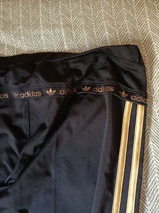 Pantalón chándal Adidas negro con detalles dorados