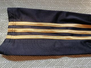 Pantalón chándal Adidas negro con detalles dorados